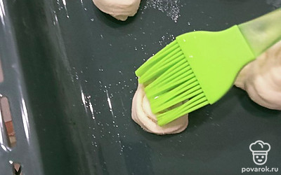 Смажьте каждую розочку оливковым маслом.