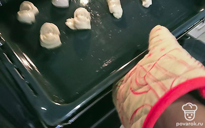 Засуньте розочки в духовку, разогретую до 150 градусов.