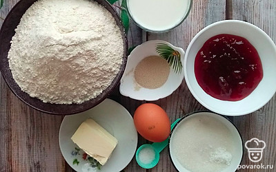 Подготовить все ингредиенты. Муку просеять. Молоко подогреть. Яйца и сливочное масло должны быть комнатной температуры. 
