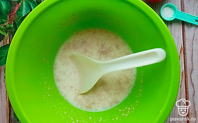 В теплое молоко добавить сахар и дрожжи. Хорошо перемешать до растворения дрожжей. 