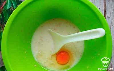 Добавить соль и яйцо. Перемешать. 