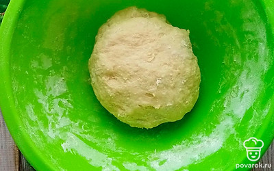 Всыпать муку, замесить тесто. 