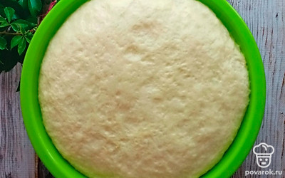 Примерно через час тесто увеличится в 2-3 раза.