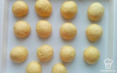 Тесто обмять, разделить на кусочки и сформировать шарики. Накрыть колобочки полотенцем на 10 минут. 