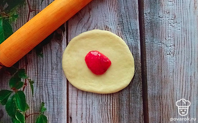 Взять колобочек и раскатать лепешку. В центр положить немного джема. В джем советую добавить 2 чайных ложки крахмала для вязкости. 