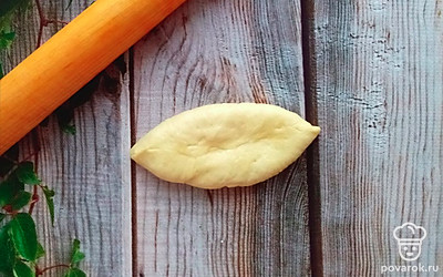 Защипнуть края (как на пирожок) и немного приплюснуть. 