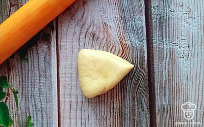 Сложить пирожок вдвое. 