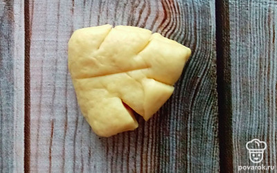 Сделать ножом разрезы по бокам. 