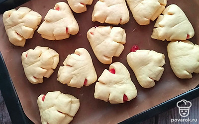 Выложить листочки на противень, накрыть полотенцем для расстойки на 10-15 минут.