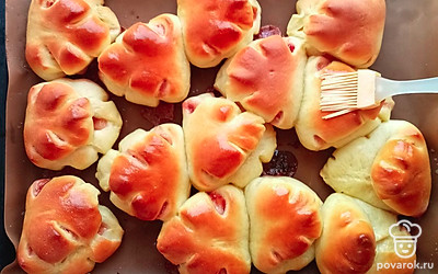 Поставить в духовку, разогретую до 180 градусов. Выпекать до румяной корочки. Смазать горячие листочки растопленным сливочным маслом. 