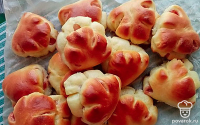 Горячие булочки переложить с противня на полотенце. 