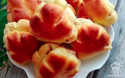 Подавать булочки к чаю или кофе. Очень вкусно, когда они еще тепленькие, с молочком! Приятного аппетита! 