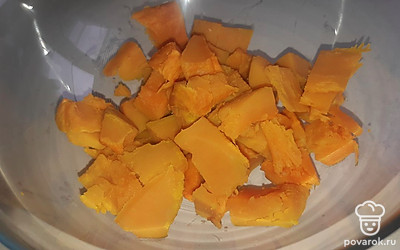 Кладем тыкву в миску и добавляем одно яйцо. 