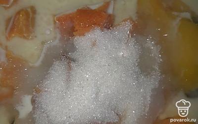 Вливаем молоко, подсолнечное масло и сахар. 