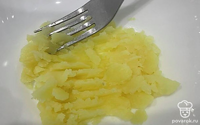 Очистите картошку и разомните вилкой.