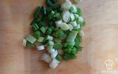 Лук мелко нарежьте. Немного лука оставьте для подачи.