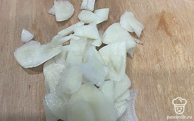 Мелко нарежьте чеснок.