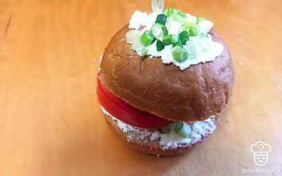 Для подачи намажьте творогом и посыпьте зеленым луком.