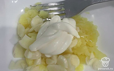 Добавьте чеснок к картошке и заправьте майонезом. Перемешайте.