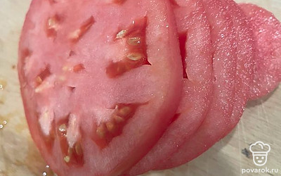 Помидор нарежьте кружками.