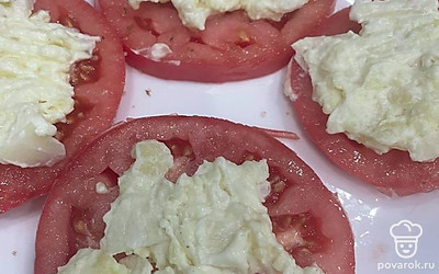 Выложите начинки из картошки и чеснока на помидор.