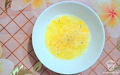 Яйца взбить, посолить, поперчить. 