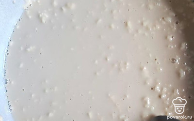 Приготовить опару. Молоко подогреть до 35-40 градусов, отправить в молоко: соль, сахар, дрожжи, муки 1-1,5 стакана. Оставить подходить в теплом месте на 20 минут.