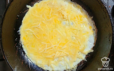 Посыпать тертым сыром.