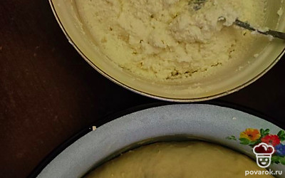 В опару добавить яйца, муку. Когда тесто станет достаточно густым, добавить масло и, постепенно вводя муку, выместить тесто, чтобы не липло к рукам и было мягкое. Оставить подходить на 40-60 минут. Периодически обминать. 