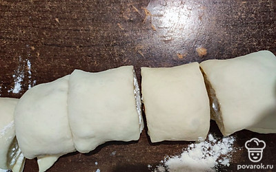 Нарезать на кусочки толщиной 4-5 сантиметра. С одной стороны обвалять в муке.