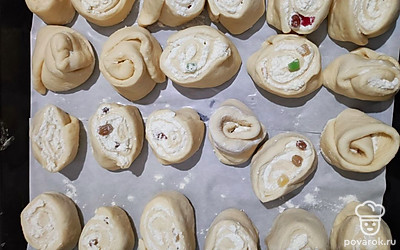 Булочки выложить на противень. Отправить в духовку, разогретую до 180 градусов, на 30-40 минут.