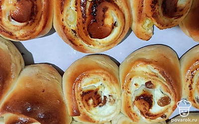 Готовые булочки достать из духовки, смазать маслом или посыпать сахарной пудрой.