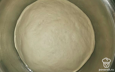 В чашу просеиваем муку, добавляем соль, сахар, дрожжи. Перемешиваем и постепенно вливаем теплую воду. Добавляем растительное масло, 2 столовые ложки. Тесто вымешиваем 10 минут. Смазываем большую миску подсолнечным маслом, кладем в нее тесто. 