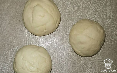 Делим тесто на 6 равных частей. Делаем вот такие шарики. 