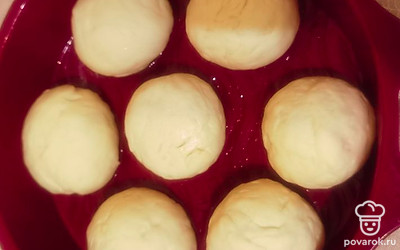 Форму для выпечки смазываем растительным маслом и выкладываем в нее булочки. 