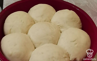 Накрываем булочки салфеткой и оставляем еще на 20 минут, в теплом месте, для подъема. 