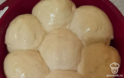 Готовим смесь:м1 желток и 1 столовая ложка молока. Смазываем ею заготовки. 