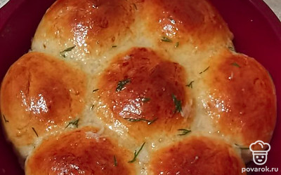 Ставим булочки в разогретую духовку и выпекаем 25-30 минут. Смотрим по их внешнему виду, чтобы подрумянились хорошо. Тем временем делаем заливку. Для заливки нам потребуется чеснок, трем на мелкой терке. Укроп мелко нарезаем, добавляем 2 столовые ложки растительное маслоа, воду холодную, тоже 2 столовые ложки, щепотку соли.