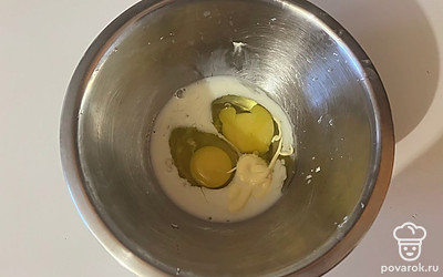 В миску разбейте 2 яйца, к ним добавьте молоко и майонез. 
