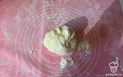 Руками замешайте однородное тесто, которое не будет липнуть к рукам. 