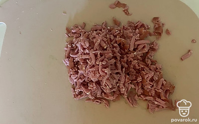 Сосиски натрите на крупной терке. 