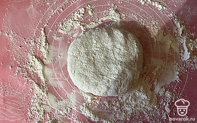 Оставшейся мукой присыпьте рабочую поверхность и выложите на нее тесто. 