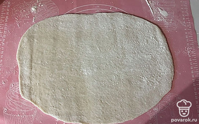 Тесто раскатайте в пласт. 