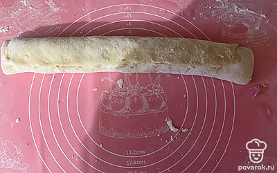 Всю начинку заверните в рулет, защипните края теста. 