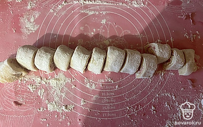 Рулет разрежьте на 12 частей. 