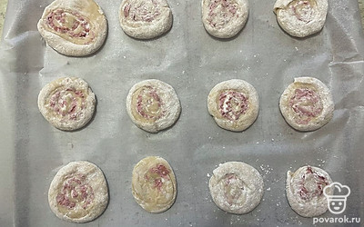 Выложите все булочки в форму, застеленную пергаментом. 