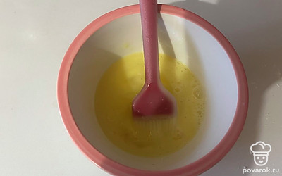 Яйцо слегка взболтайте в отдельной емкости. 
