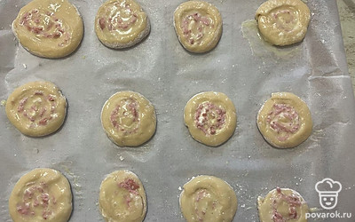 Обильно смажьте булочки взбитым яйцом. Отправьте булочки выпекаться в духовку на 30 минут при 180 градусах. 