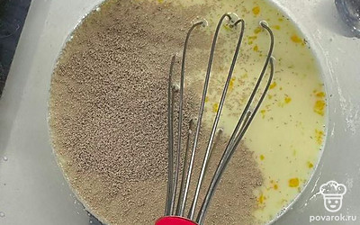 Делаем тесто. Кладем в емкость яйцо, сахар, ванильный сахар, соль и вливаем подогретое молоко. Взбиваем все. Далее добавляем потихоньку муку и дрожжи. Кладем немного сливочного масла. Все перемешиваем до однородности. Даем смеси настояться 30 минут.