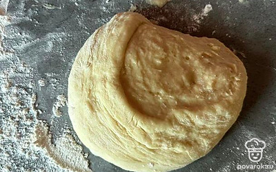 Получившееся тесто нужно обсыпать мукой и далее раскатать скалкой.